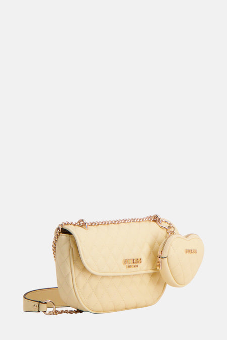 Gele Guess-tas met kettinghengsel en hartvormige portemonnee.
