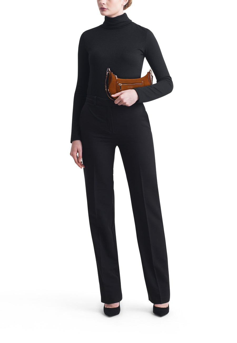 Veste Guess épaule brune avec fermeture à glissière, portée par un modèle en gilet noir et pantalon noir.