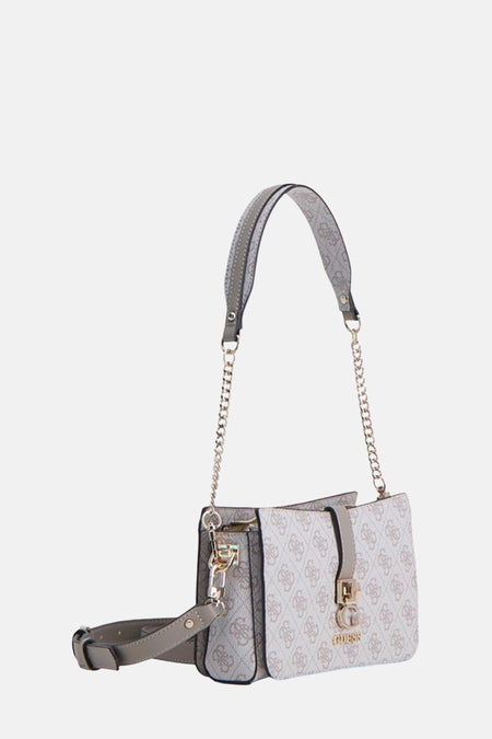 Sac bandoulière beige de Guess, avec imprimé monogramme et détail de chaîne dorée.