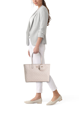 Sac à bandoulière beige Guess, avec un motif logo subtil et une pochette assortie à la ceinture.