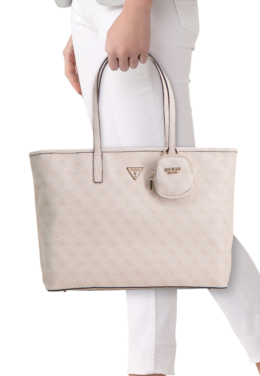 Sac à bandoulière beige Guess, avec imprimé logo et pochette amovible, porté par un mannequin en vêtements blancs.