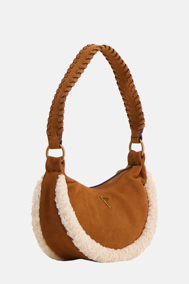Sac à dos brun de Guess, fini avec une douce bordure blanche et une sangle croisée.