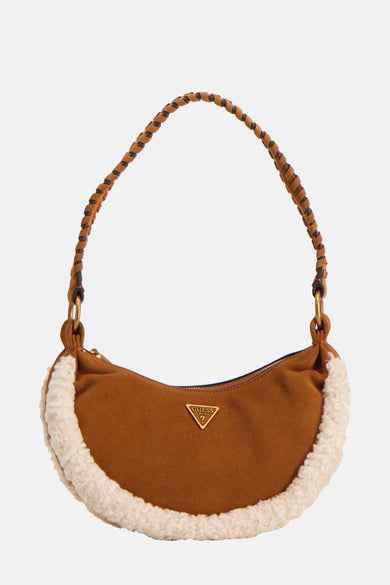Sac à dos marron de Guess avec une bordure blanche crème, teddy-like et un panneau d'épaule tressé marron.