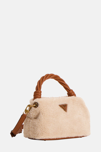 Sac en cuir Guess, avec texture de teddy et accents en cuir marron, porté par une personne en pantalon blanc.