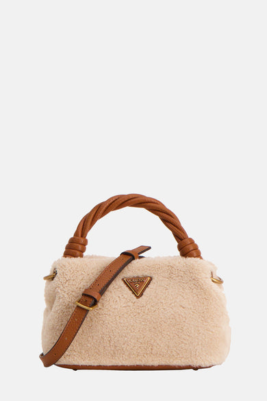 Sac en écru de Guess avec une douce texture teddy, des accents marrons et un manche tressé.