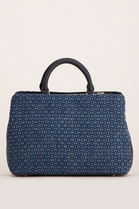 Sac à main tissé bleu de Guess® avec poignées rondes et détails dorés, vue de face