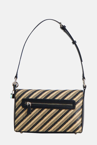 Sac à dos noir de Guess, avec des rayures diagonales tissées et une sangle d'épaule ajustable.