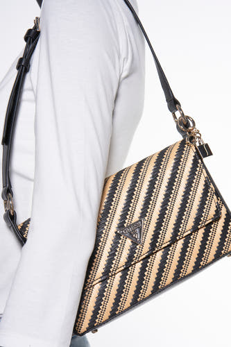 Sac à dos noir de Guess avec un motif tressé et une sangle d'épaule noire.