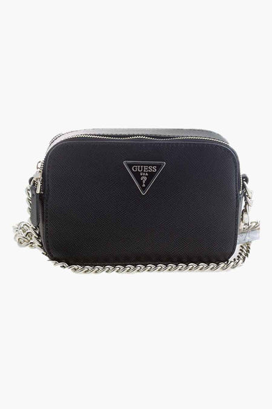 Sac à dos noir de Guess, avec une sangle en chaîne argentée et un patch logo sur l'avant.
