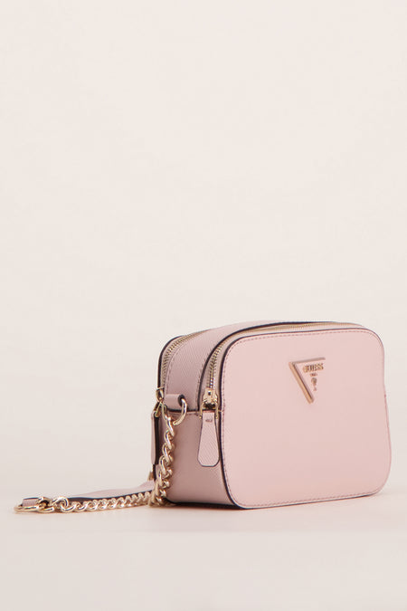 Sac à dos rose de Guess avec des détails dorés et une chaîne, vue arrière.