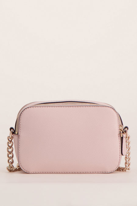 Sac à dos rose de Guess, avec une chaîne dorée et un fermoir à boucle.