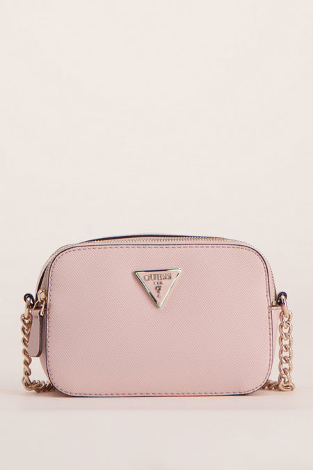 Sac à dos rose de Guess avec une chaîne en or comme épaulette et un logo triangulaire.