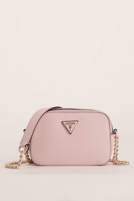 Sac à dos rose de Guess, avec une chaîne dorée et un logo triangulaire.