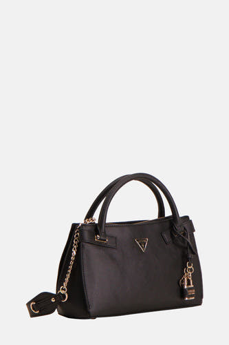 Sac à main noir de Guess avec anses, une chaîne argentée et un logo Guess comme cintre.