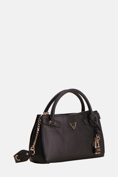Sac à main noir de Guess avec anses, une chaîne argentée et un logo Guess comme cintre.
