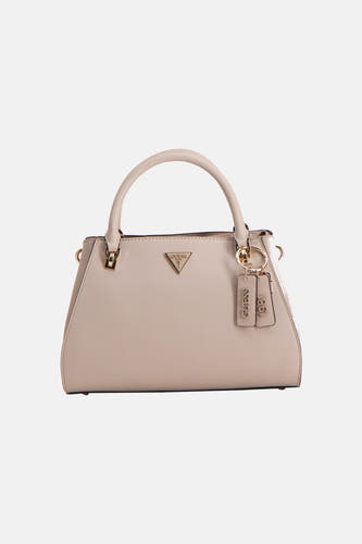 Sac à main beige Guess avec une poignée et un pendentif de marque.
