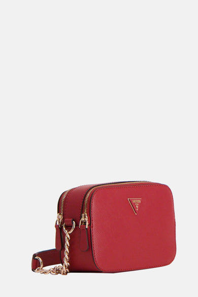 Sac à dos rouge de Guess, avec des fermetures éclair dorées et un détail en chaîne.