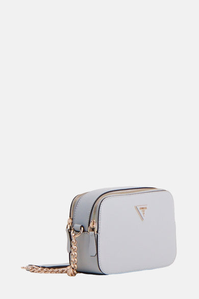 Sac à dos bleu de Guess avec des détails dorés et une chaîne dorée.