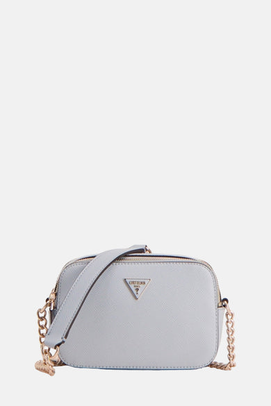 Sac à dos bleu de Guess, avec des accents de chaîne d'or et une sangle d'épaule.