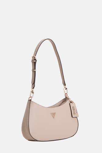 Sac à bandoulière beige Guess avec une bandoulière réglable et un pendentif de marque.