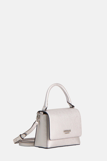 Sac à main de couleur argentée de Guess, avec un fini lisse et une bandoulière amovible.