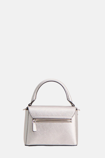 Sac à main de couleur argentée de Guess, avec une poignée supérieure et un fermoir à glissière à l'arrière.