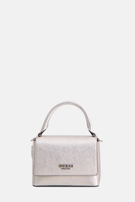 Sac à main couleur argent de Guess avec une fine structure et un anses en haut.