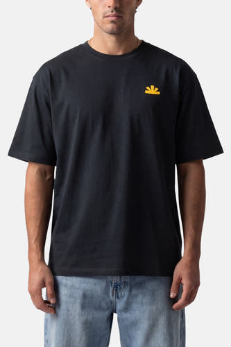 Zwart T-shirt met korte mouwen van BASELAB, met een klein geel logo op de borst.