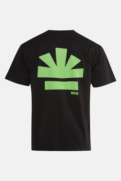T-shirt noir à manches courtes de BASELAB, avec un grand logo vert sur le dos.