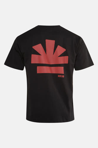 T-shirt noir à manches courtes de BASELAB, avec logo rouge sur le dos.
