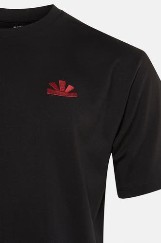 T-shirt noir à manches courtes de BASELAB, avec un petit logo brodé rouge.