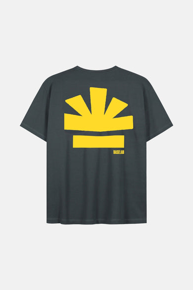 T-shirt gris à manches courtes de BASELAB, avec un grand logo jaune sur le dos.