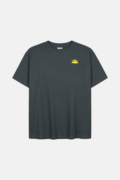 T-shirt gris à manches courtes de BASELAB, avec un petit logo jaune sur la poitrine.