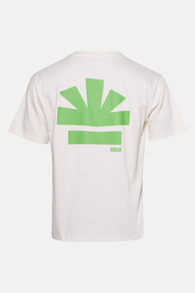 T-shirt blanc à manches courtes de BASELAB, avec une impression graphique sur le dos.