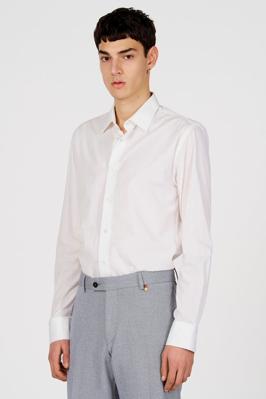 Wit hemd met lange mouwen van Le Fabuleux Marcel de Bruxelles, gedragen met een grijze pantalon.
