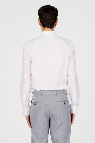 Wit overhemd met lange mouwen van Le Fabuleux Marcel de Bruxelles, gezien vanaf de achterkant, met grijze pantalon.