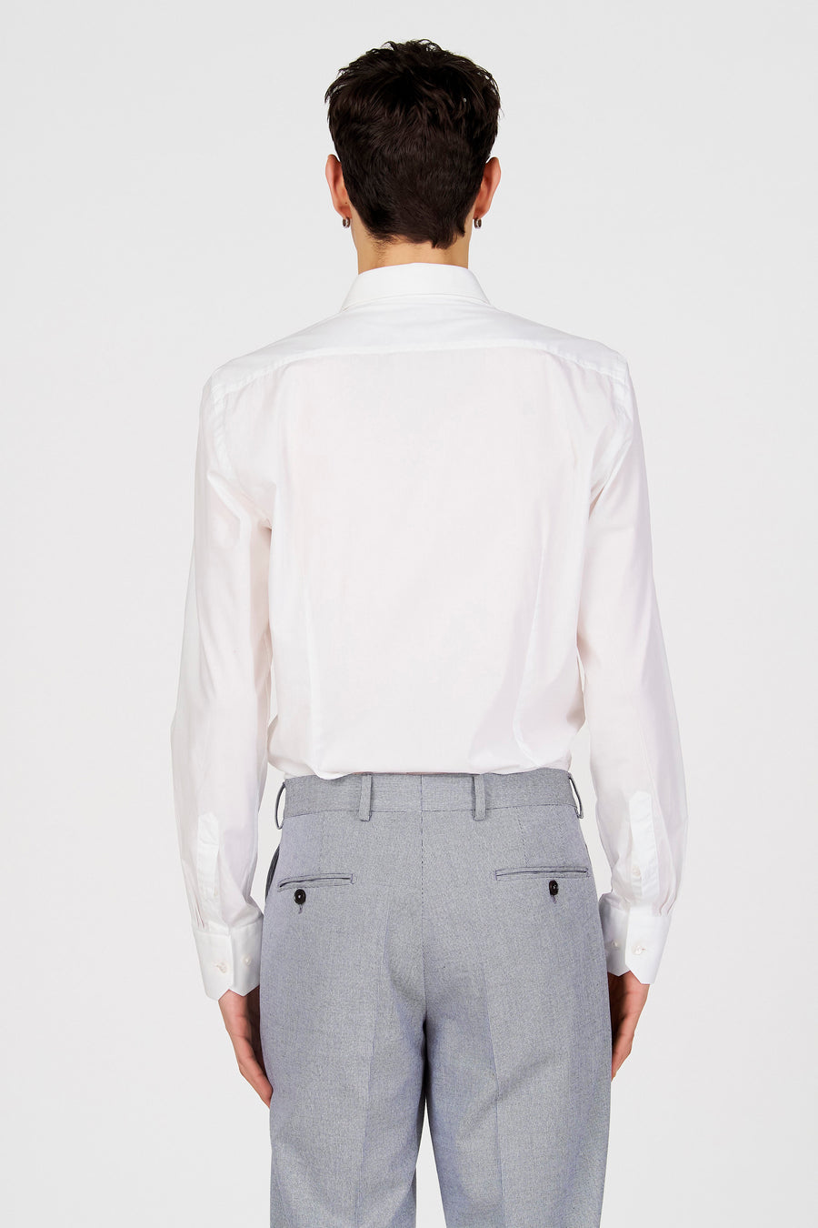 Wit overhemd met lange mouwen van Le Fabuleux Marcel de Bruxelles, gezien vanaf de achterkant, met grijze pantalon.