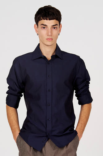 Chemise bleue à manches longues de Le Fabuleux Marcel de Bruxelles, avec fermeture boutonnée et manches longues avec poignets retroussés.