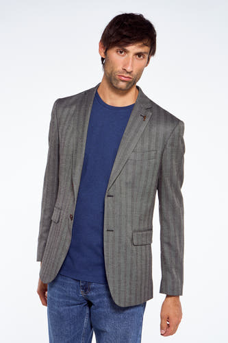 Blazer bleu de Le Fabuleux Marcel de Bruxelles, avec un motif subtil en maille finesse et combiné avec une pantalon en cuir.