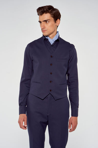 Man in blauw pak met vest.