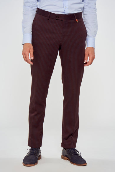 Bruine kostuumbroek van Le Fabuleux Marcel de Bruxelles, met subtiele krijtstreep en bijpassende donkerblauwe schoenen.
