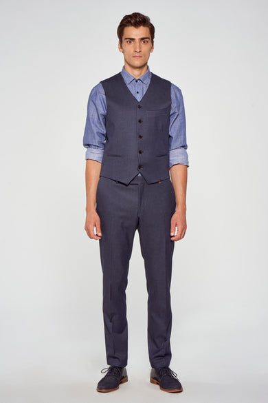 Kostuumbroek in denim, van Le Fabuleux Marcel de Bruxelles, gecombineerd met een overhemd en vest.
