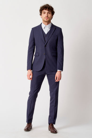Blazer bleu de Le Fabuleux Marcel de Bruxelles, porté avec un gilet et une chemise coordonnés, présenté en pied.