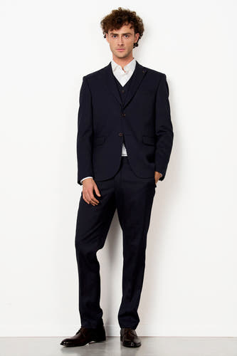 Pantalon de costume bleu Le Le Fabuleux Marcel de Bruxelles, avec un chemise blanc et des chaussures marrons.