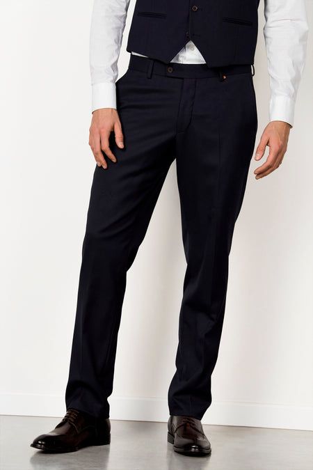 Blauwe kostuumbroek van Le Fabuleux Marcel de Bruxelles, met een gladde textuur en formele styling, gecombineerd met een wit overhemd en bruine schoenen.
