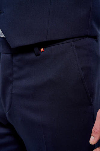 Pantalon de costume bleu Le Fabuleux Marcel de Bruxelles, avec une fine rayure et un détail de poche.