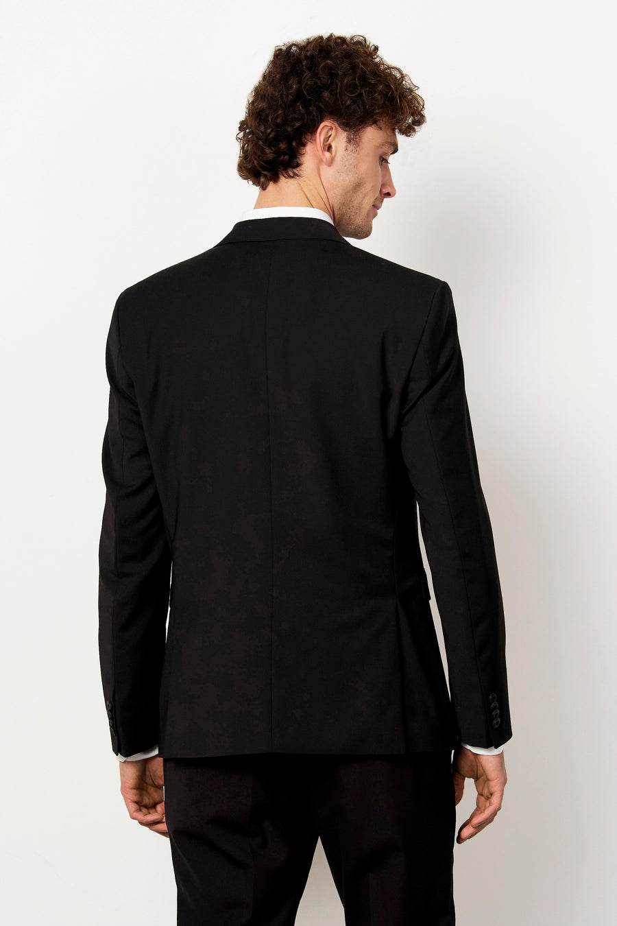 Blazer noir de Le Fabuleux Marcel de Bruxelles, avec des boutons bruns et un collier.