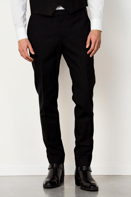 Zwarte kostuumbroek van Le Fabuleux Marcel de Bruxelles, gecombineerd met een wit overhemd en zwarte leren laarzen.
