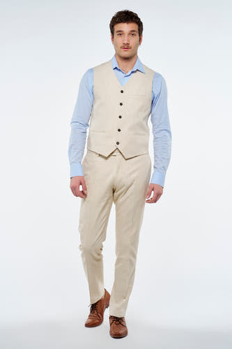 Pantalon costumier beige de Le Fabuleux Marcel de Bruxelles, associé à une chemise bleu clair et des chaussures marrons.