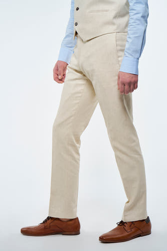 Beige kostuumbroek van Le Fabuleux Marcel de Bruxelles, met bruine schoenen en lichtblauw overhemd.